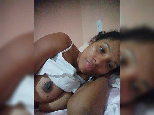Estrelalua32 live cam on BongaCams