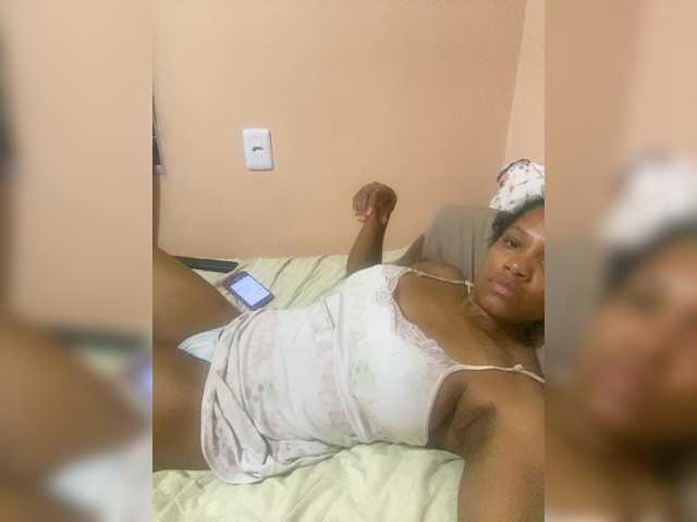 Estrelalua32 live cam on BongaCams
