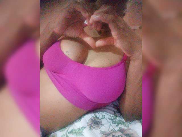 Estrelalua32 live cam on BongaCams