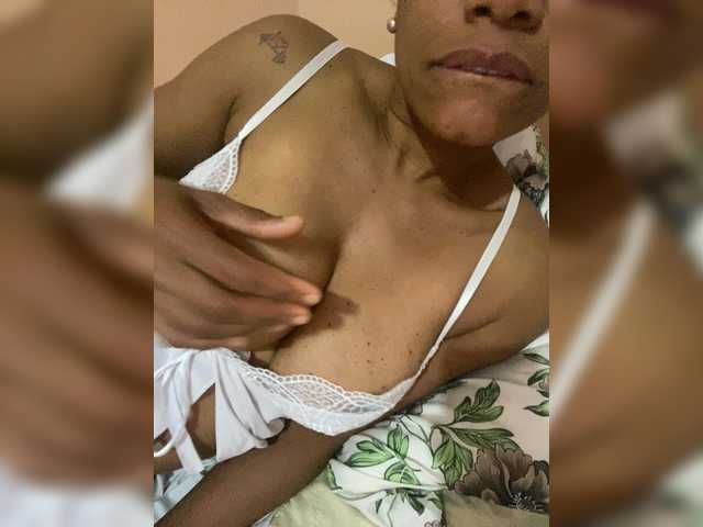 Estrelalua32 live cam on BongaCams
