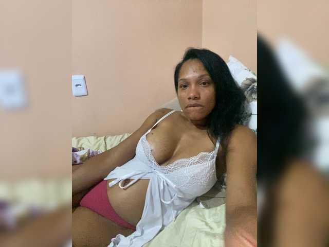 Estrelalua32 live cam on BongaCams