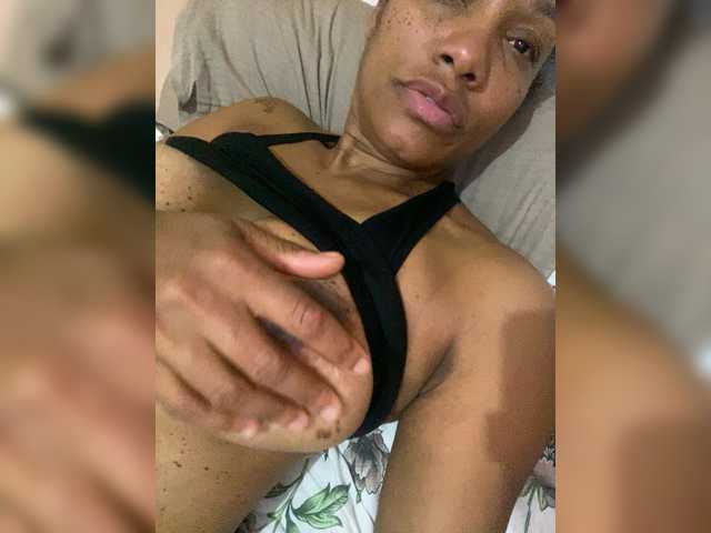 Estrelalua32 live cam on BongaCams