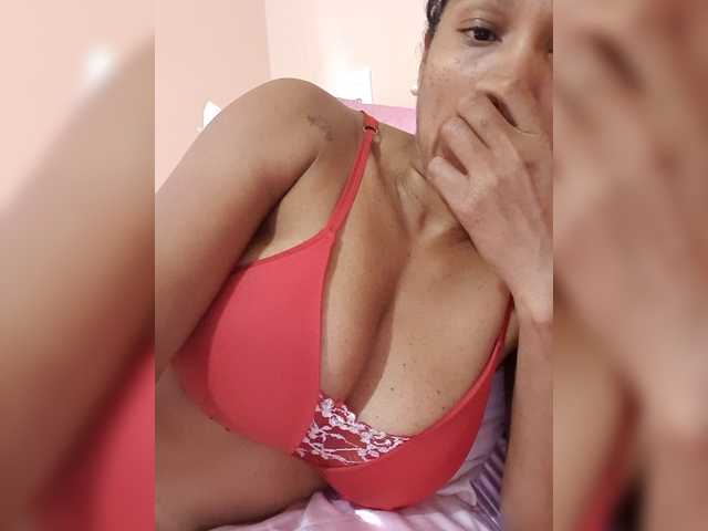 Estrelalua32 live cam on BongaCams