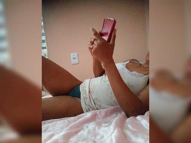 Estrelalua32 live cam on BongaCams