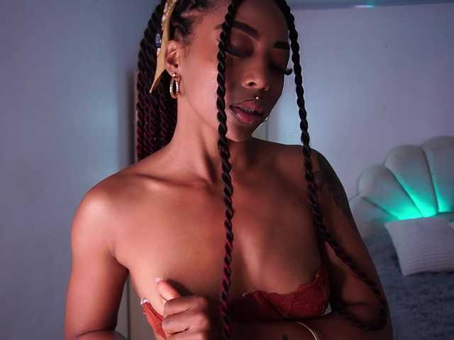 alondrasparrow live cam on BongaCams