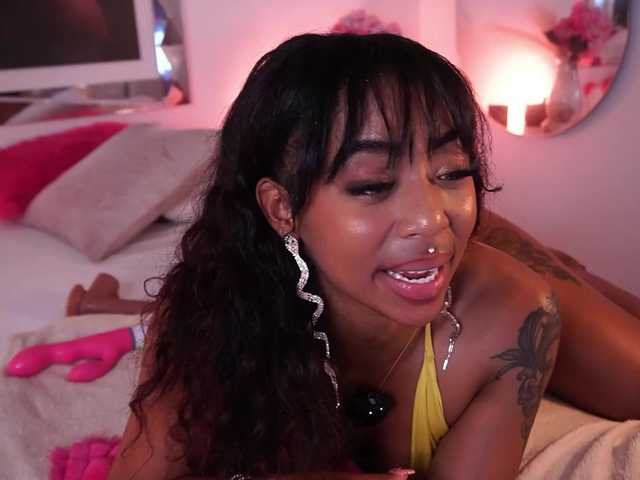 alondrasparrow live cam on BongaCams