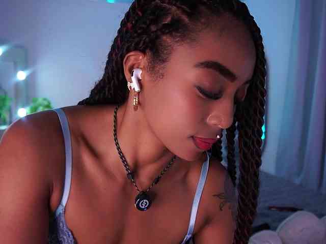 Modella: AlondraSparrow