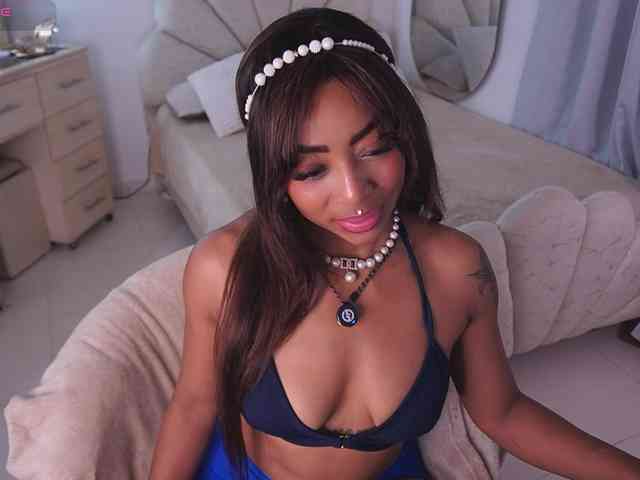 Modella: AlondraSparrow