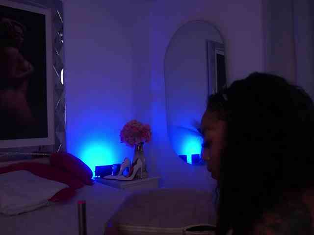Modella: AlondraSparrow