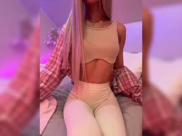 HollyPolly111, en directo ahora en BongaCams