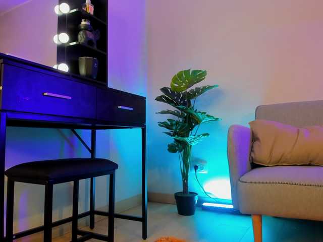Mia-Milan18 live cam on BongaCams