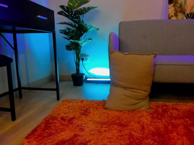 Mia-Milan18 live webcam show