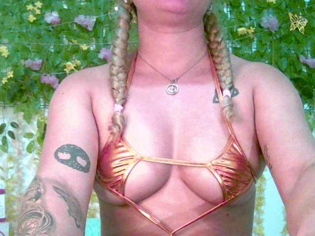 Crystal25 live cam on BongaCams