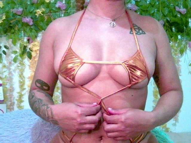 Crystal25 live cam on BongaCams