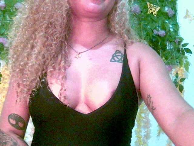 Crystal25, en vivo ahora en BongaCams