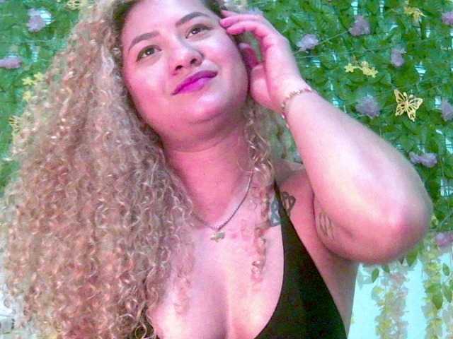Crystal25 live cam on BongaCams