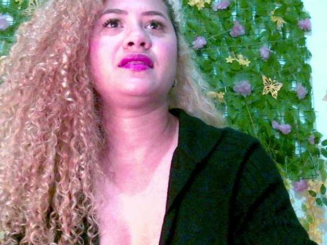 Crystal25 live cam on BongaCams