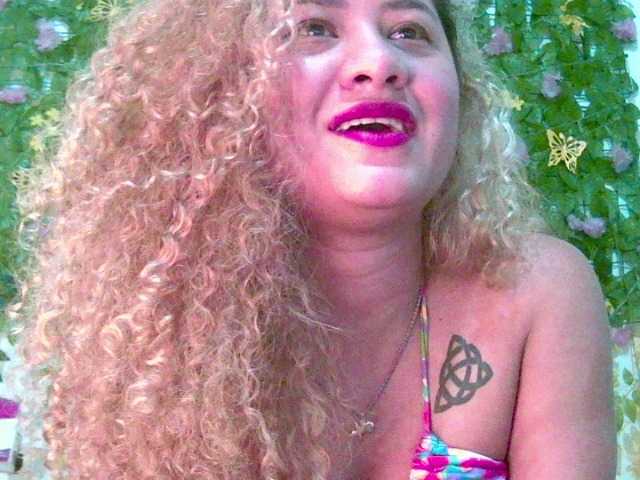 Crystal25 live cam on BongaCams