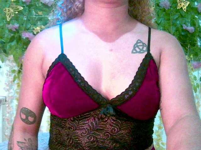 Crystal25 live cam on BongaCams