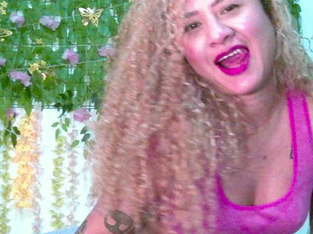 Crystal25 live cam on BongaCams