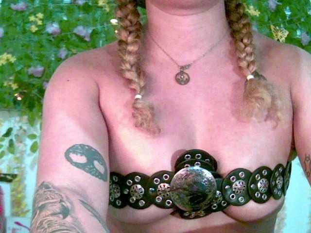 Crystal25's BongaCams show and profile