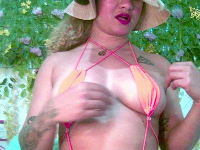 Crystal25 live cam on BongaCams