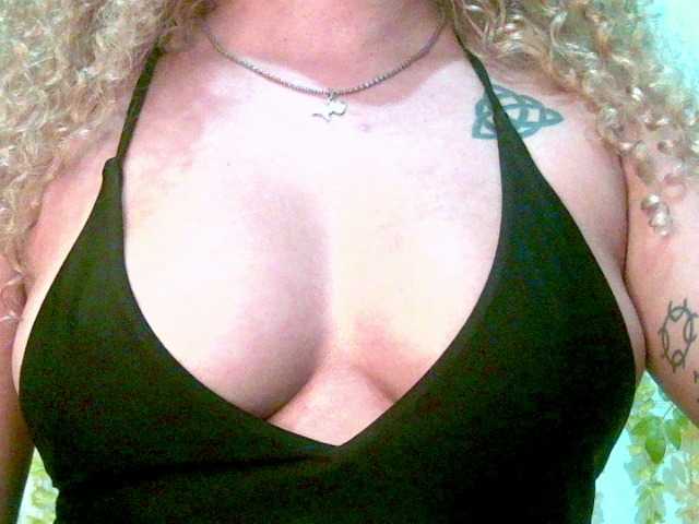 Crystal25, en vivo ahora en BongaCams
