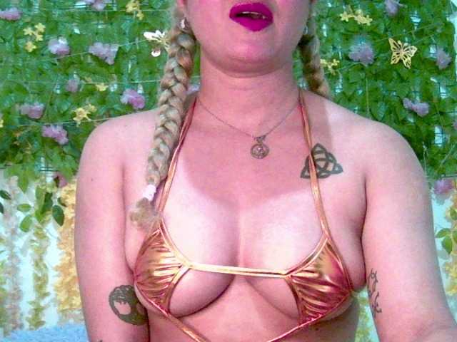 Crystal25 live cam on BongaCams