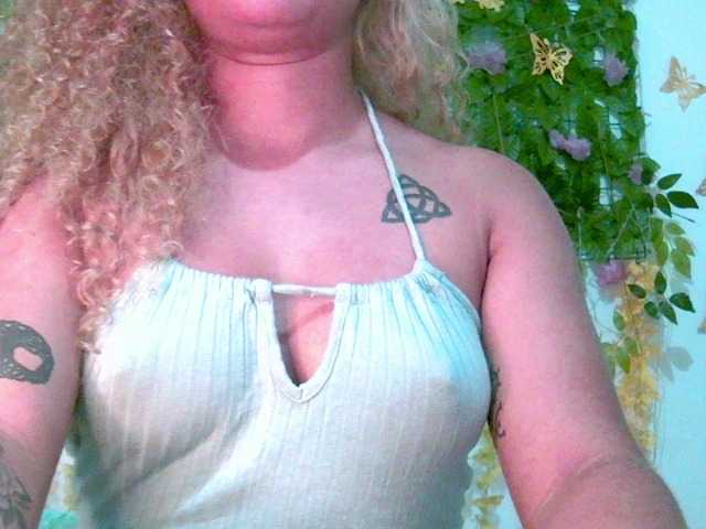 Crystal25 live cam on BongaCams