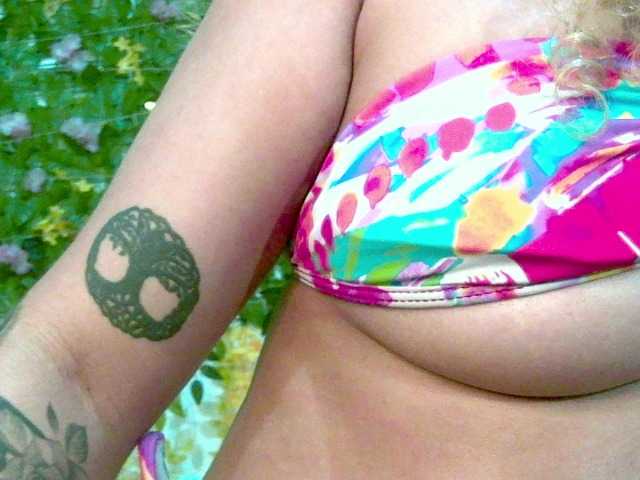 Crystal25's BongaCams show and profile