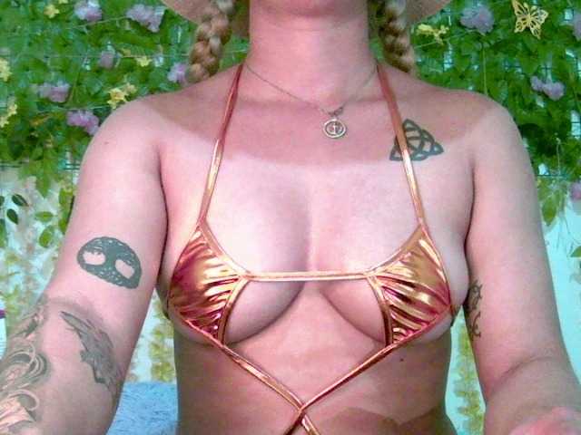 Crystal25 live cam on BongaCams