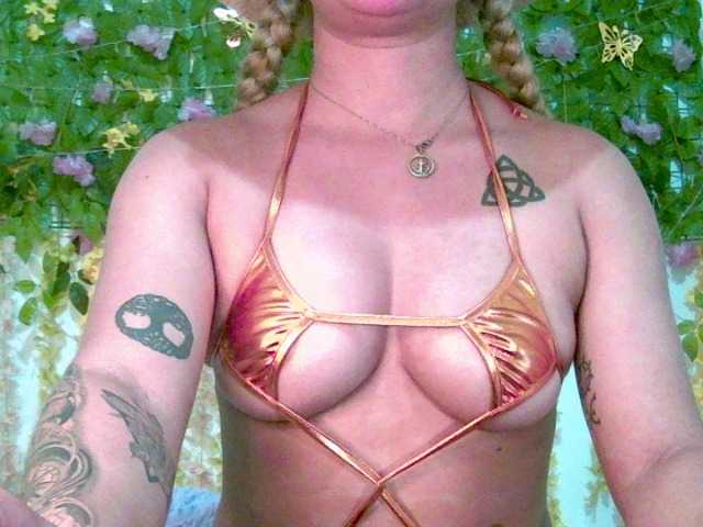 Crystal25 live cam on BongaCams