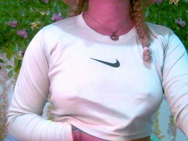 Crystal25 live cam on BongaCams