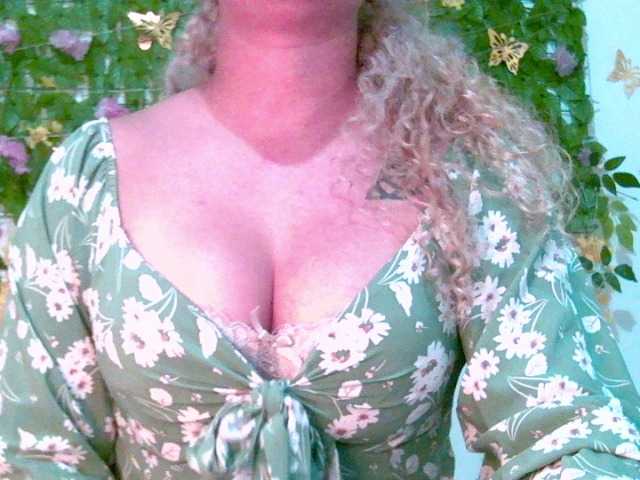 Crystal25 live cam on BongaCams