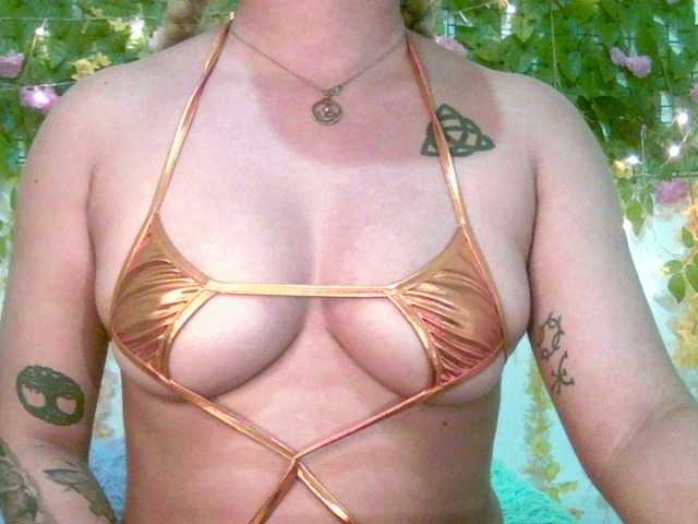 Crystal25 live cam on BongaCams