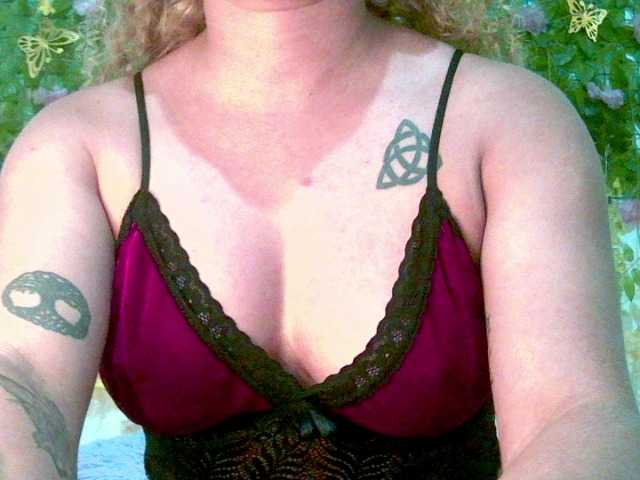 Crystal25 live cam on BongaCams