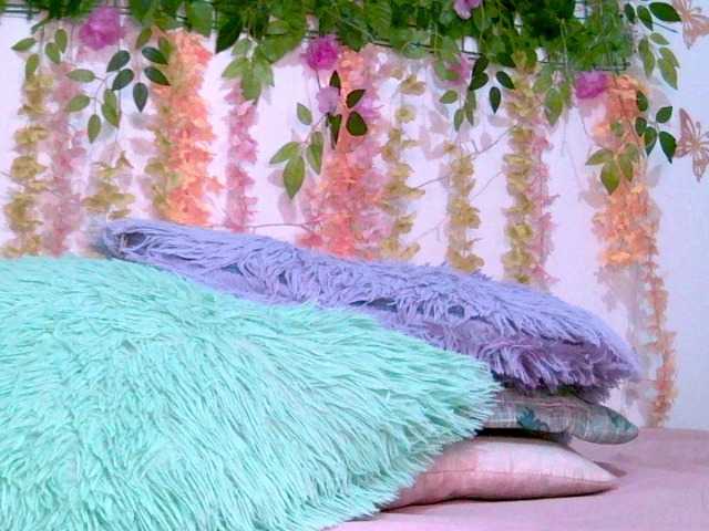 Crystal25 live cam on BongaCams