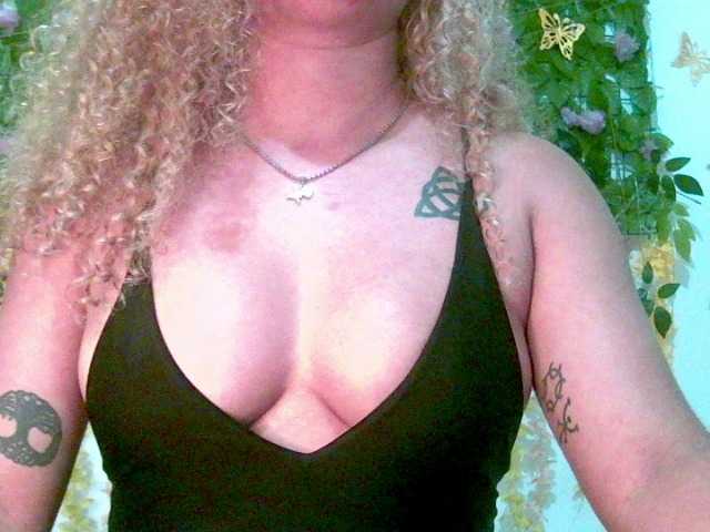 Crystal25, en vivo ahora en BongaCams