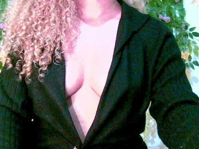Crystal25 live cam on BongaCams