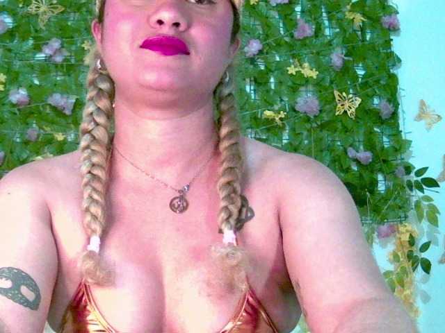 Crystal25 live cam on BongaCams