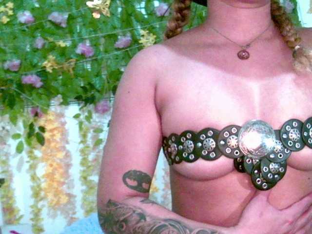 Crystal25's BongaCams show and profile