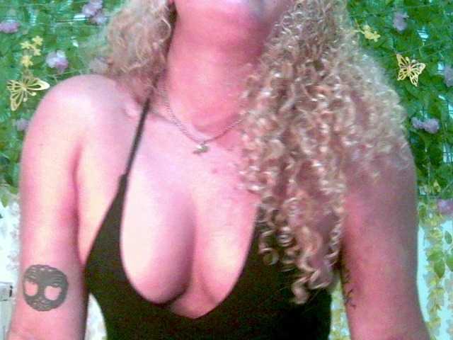 Crystal25, live now on BongaCams