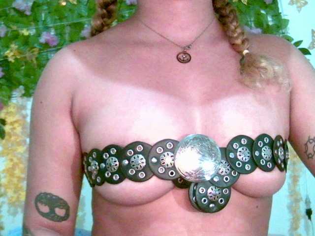 Crystal25's BongaCams show and profile