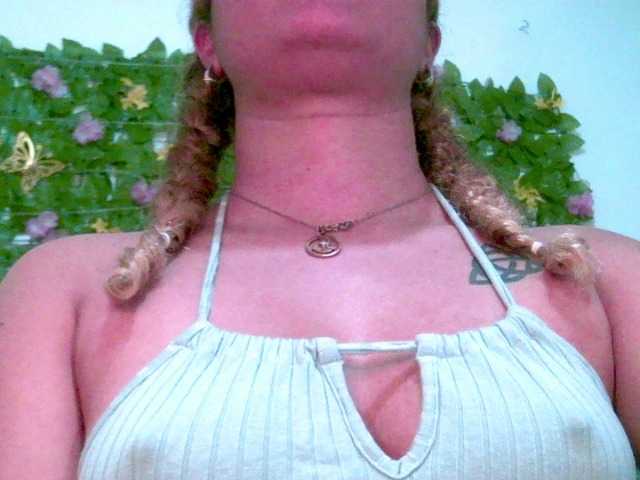 Crystal25's BongaCams show and profile