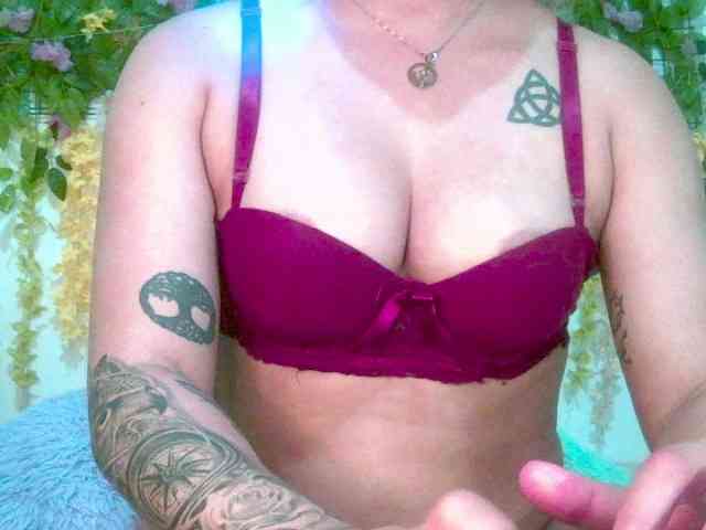 Crystal25 Live Webcam on BongaCams