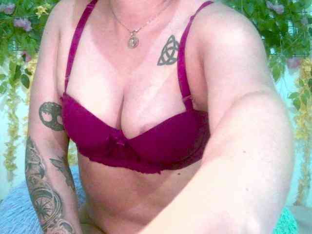 Crystal25 Live Webcam on BongaCams