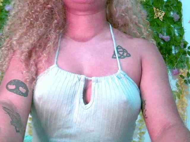 Crystal25 Live Webcam on BongaCams
