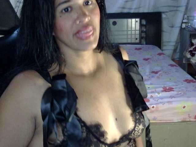 Letty33 live cam on BongaCams