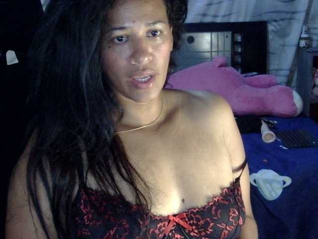 Letty33 live cam on BongaCams