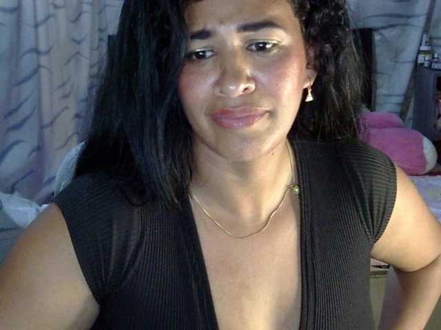 Letty33 live cam on BongaCams